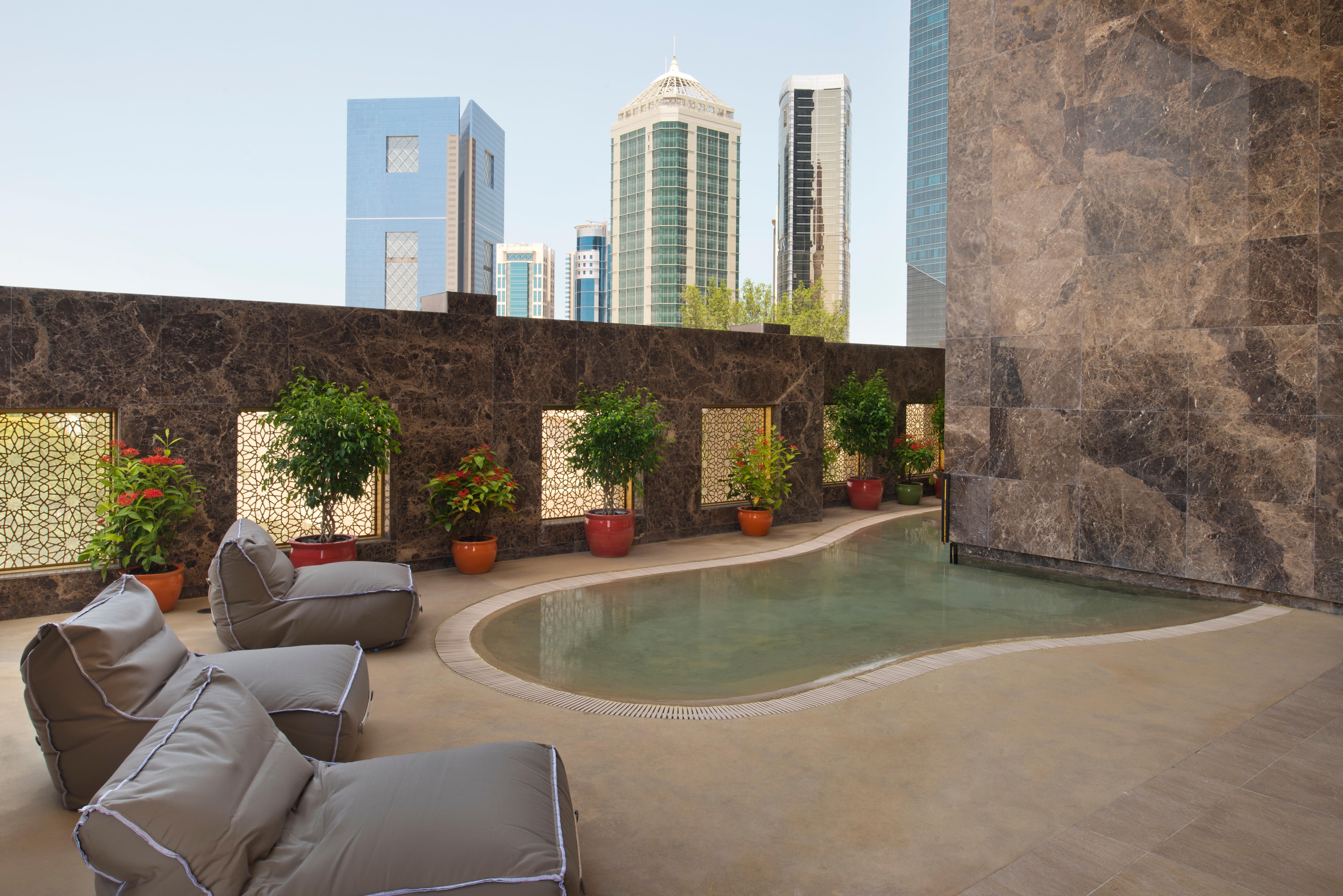 Voco Doha West Bay Suites By Ihg Exterior foto The pool at the Ritz-Carlton, DIFC