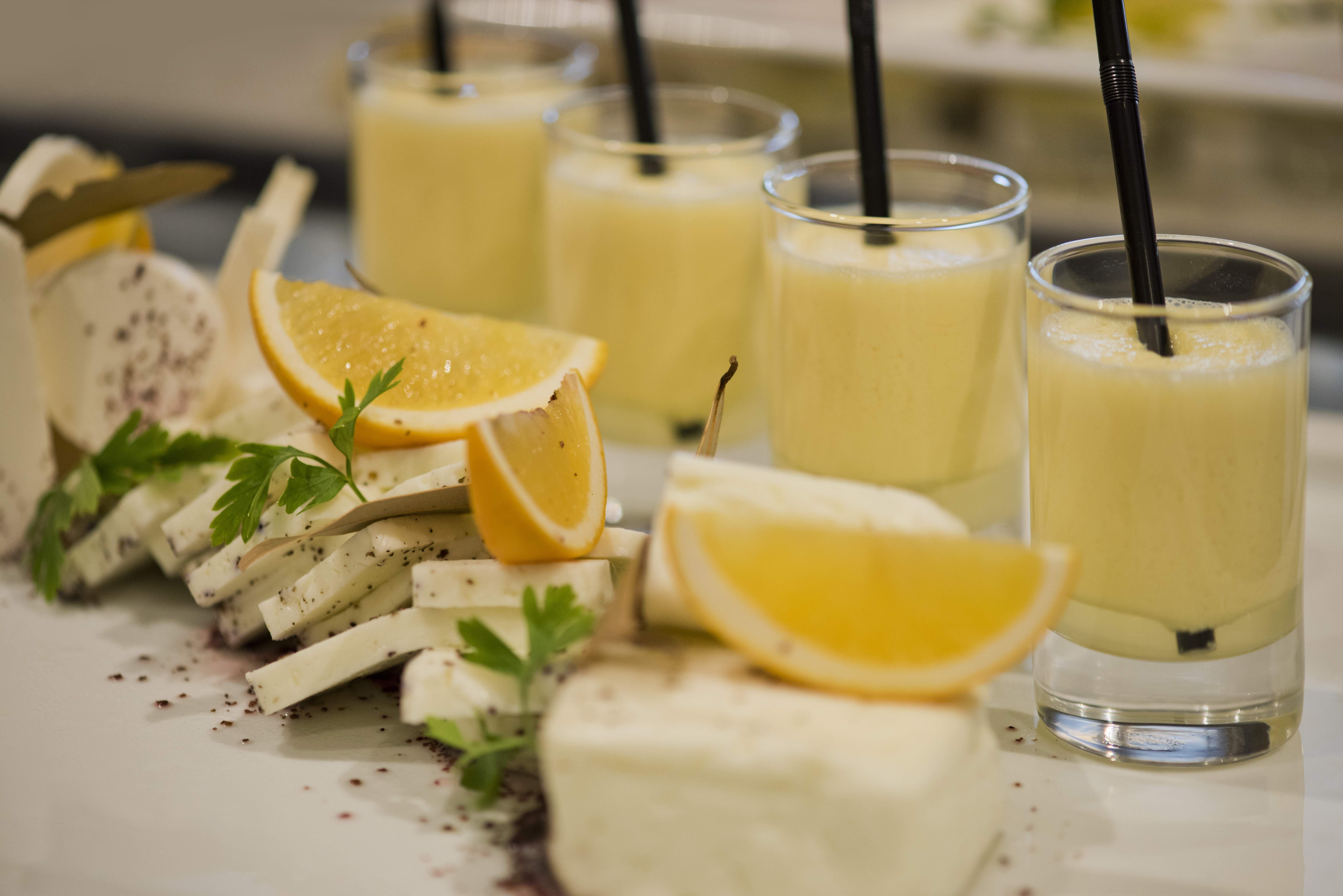 Voco Doha West Bay Suites By Ihg Exterior foto A lemon liqueur