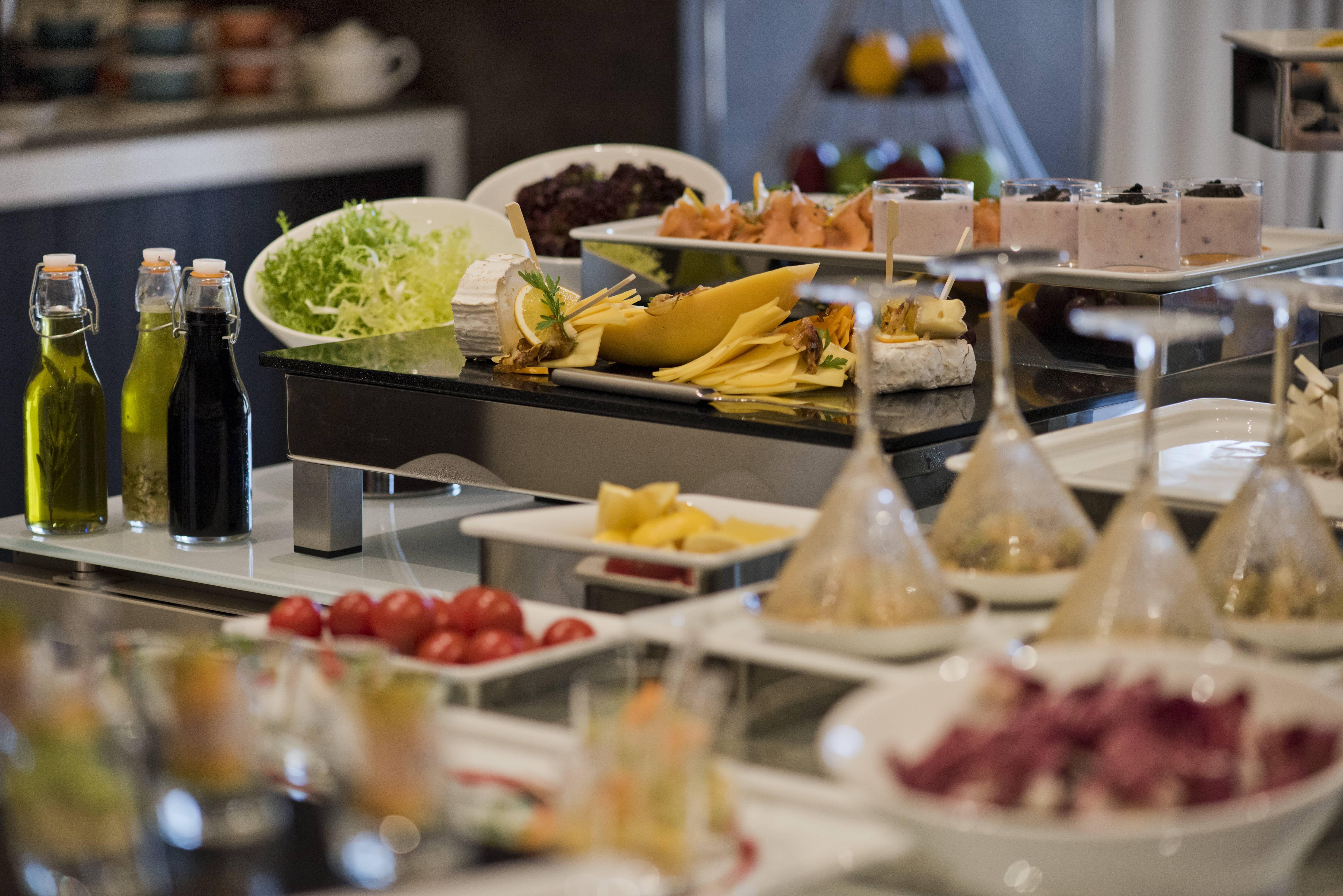 Voco Doha West Bay Suites By Ihg Exterior foto A buffet at a hotel