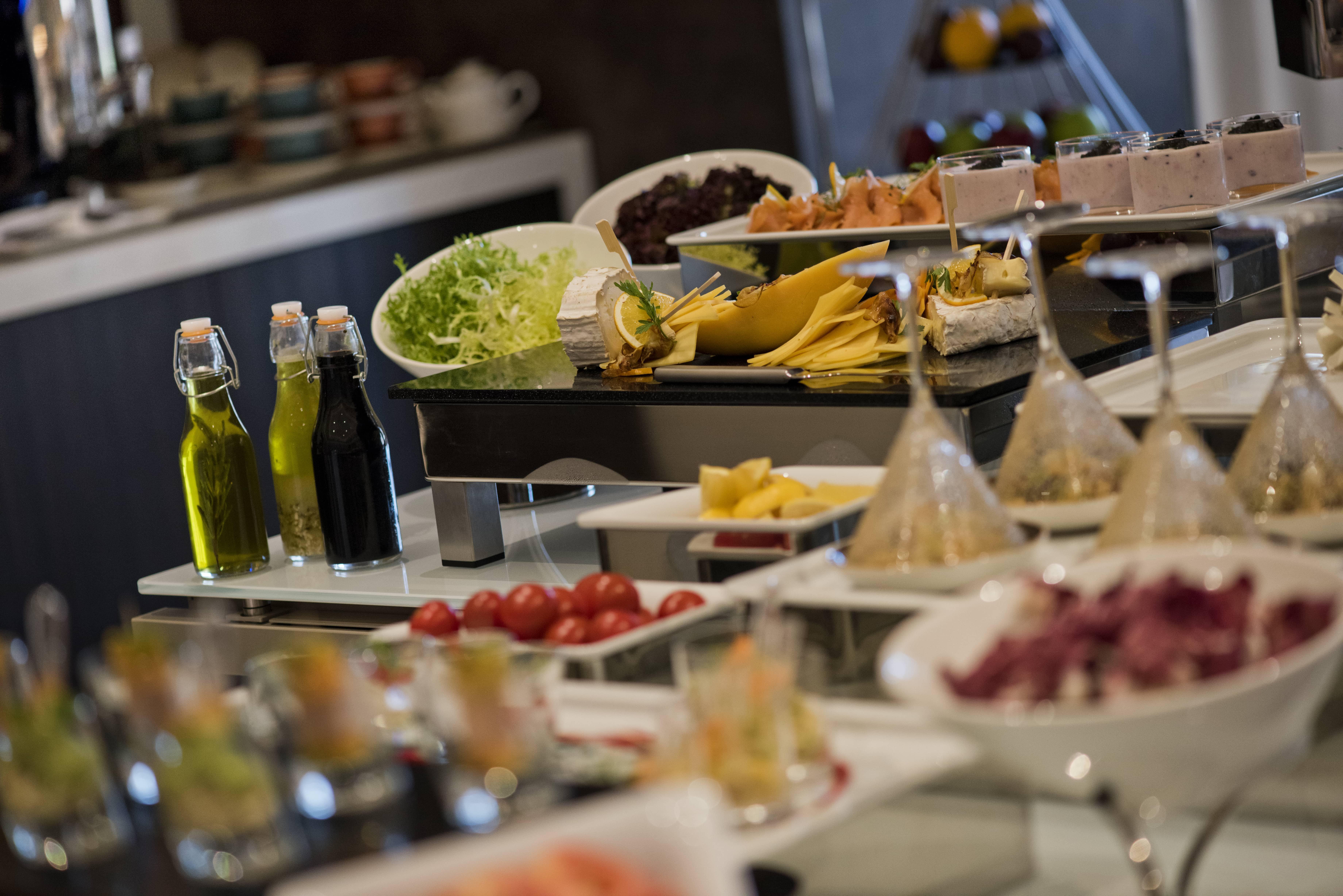 Voco Doha West Bay Suites By Ihg Exterior foto A salad bar