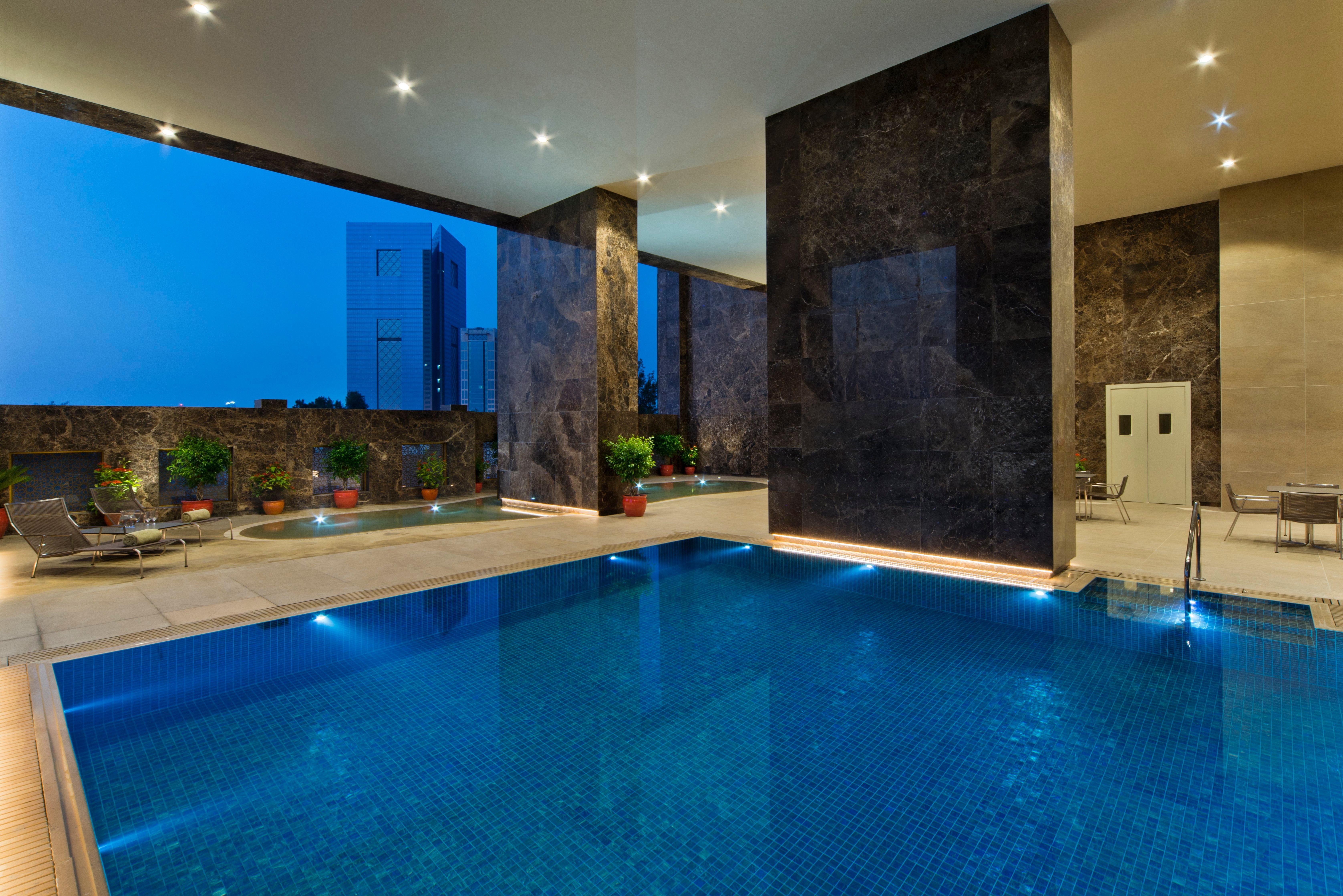 Voco Doha West Bay Suites By Ihg Exterior foto The swimming pool at the hotel
