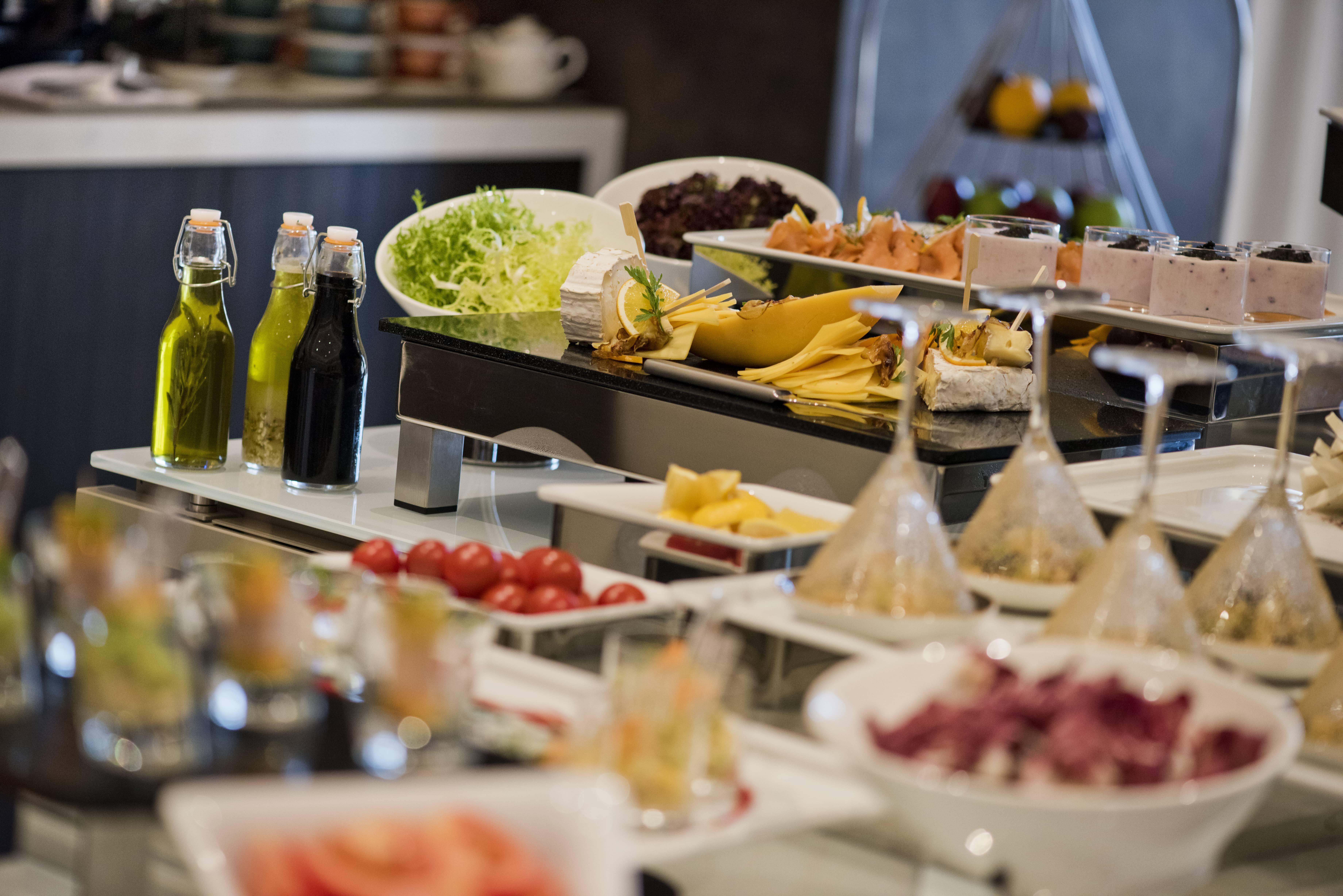 Voco Doha West Bay Suites By Ihg Exterior foto A salad bar