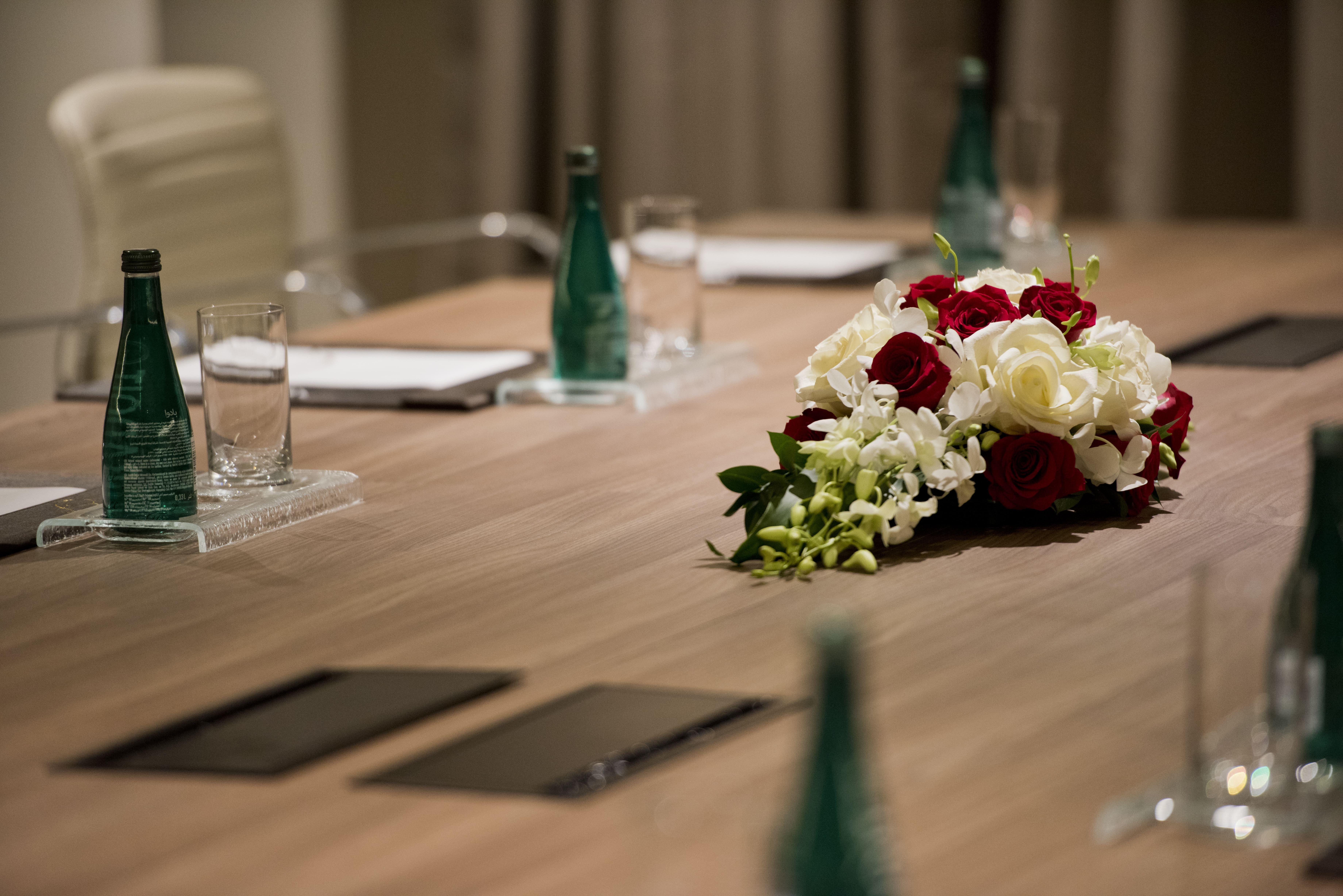 Voco Doha West Bay Suites By Ihg Exterior foto A meeting room at the hotel