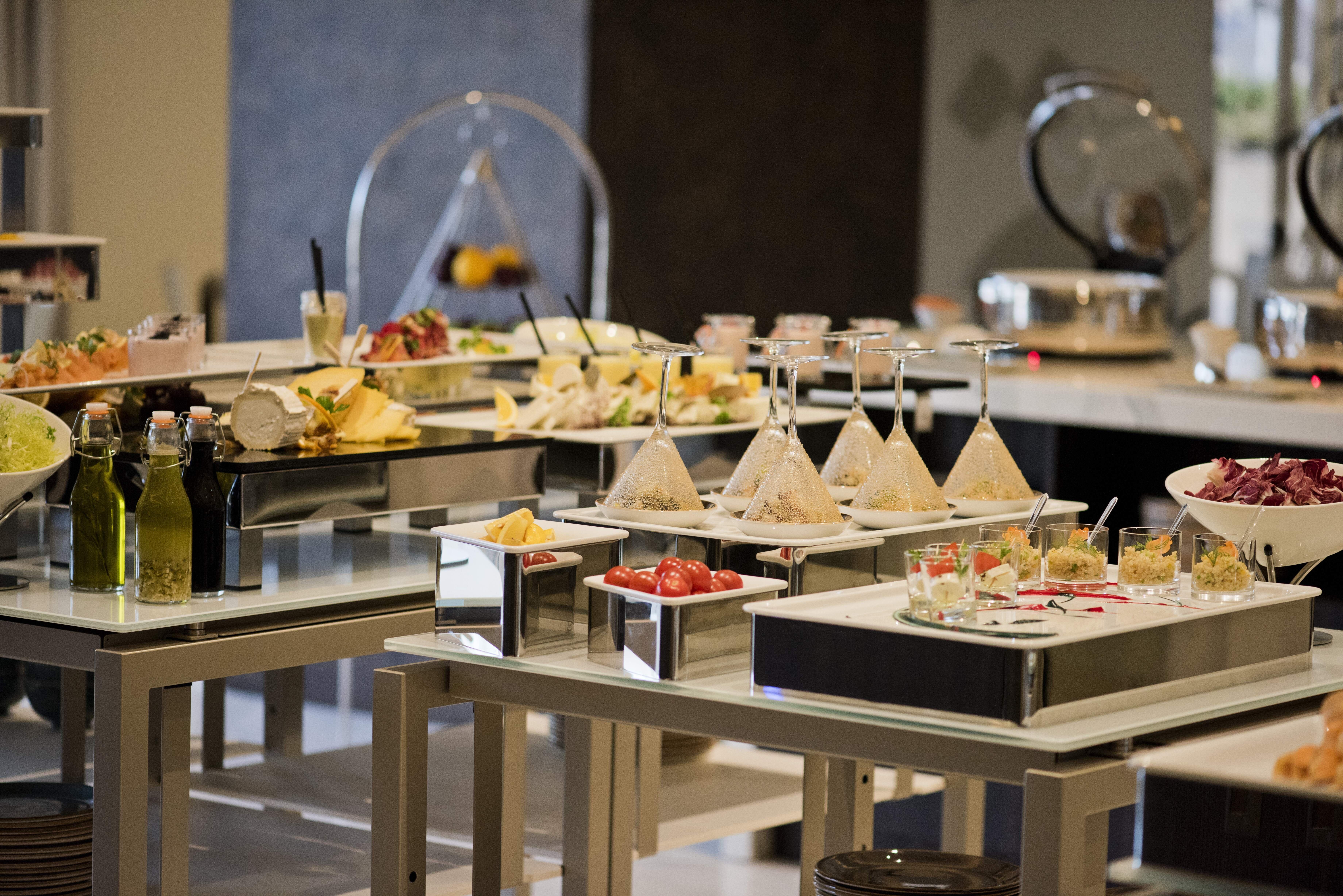Voco Doha West Bay Suites By Ihg Exterior foto A buffet at a hotel