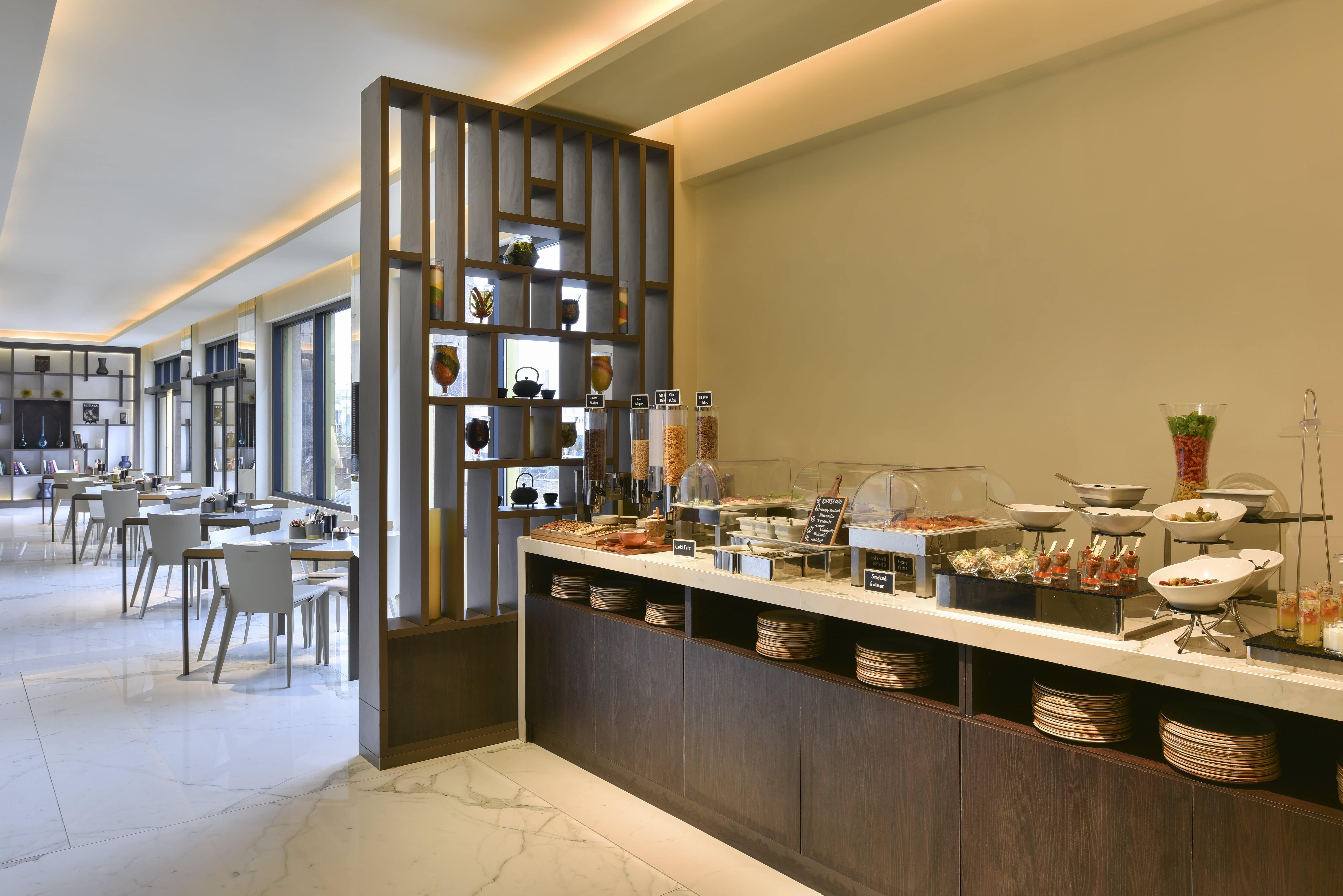 Voco Doha West Bay Suites By Ihg Exterior foto The restaurant at the hotel